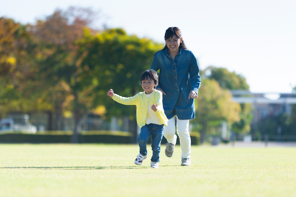 芝ひろばで遊ぶ子ども