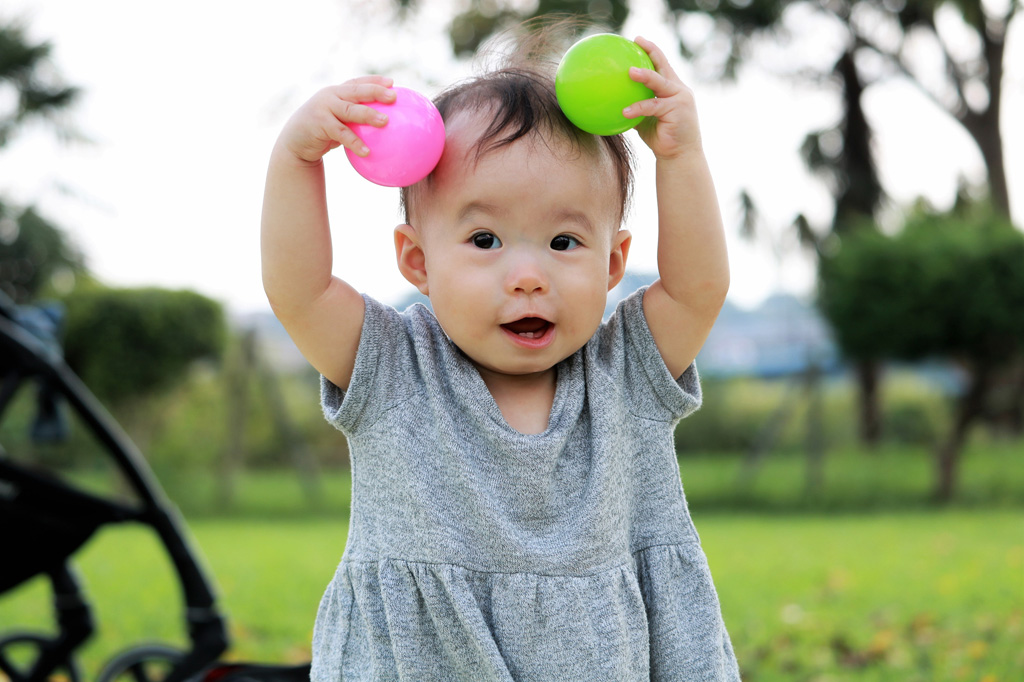 ボール遊びをする子ども
