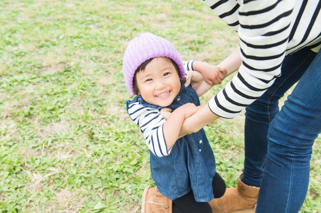 芝ひろばで遊ぶ子ども