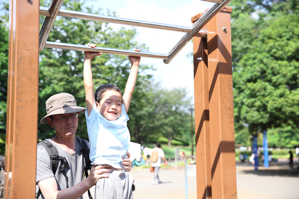 うんていで遊ぶ子ども