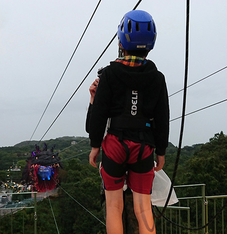 ジップラインの向こうに実物大のゴジラの頭が/ニジゲンノモリ ゴジラ迎撃作戦（兵庫県/淡路市）