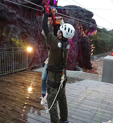 ジップラインのハンドルにつかまって/ニジゲンノモリ ゴジラ迎撃作戦（兵庫県/淡路市）