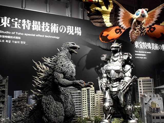 ゴジラスーツ2体とモスラ/ニジゲンノモリ ゴジラ迎撃作戦（兵庫県/淡路市）