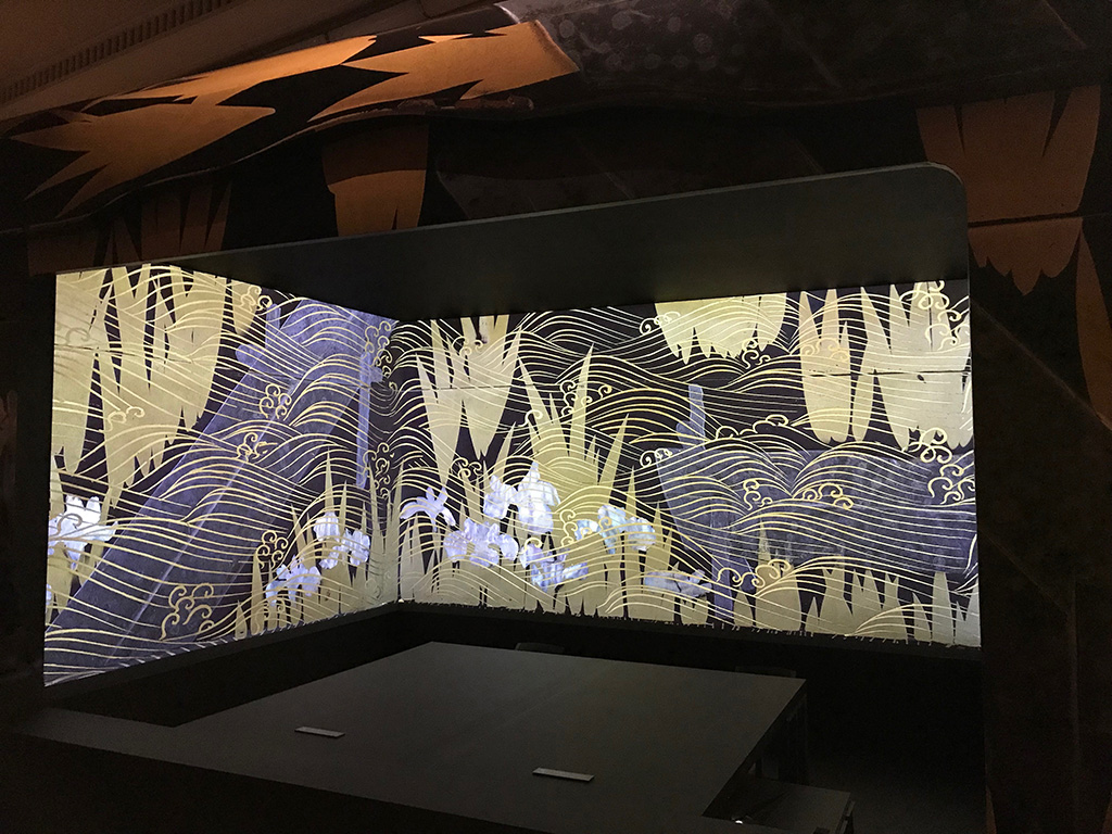 巨大なすずり箱内部に映し出される4K映像