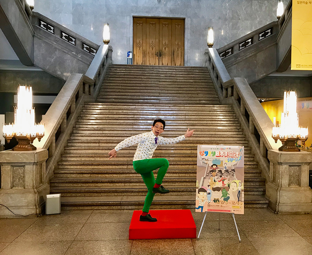 ポーズをとる井上涼さん