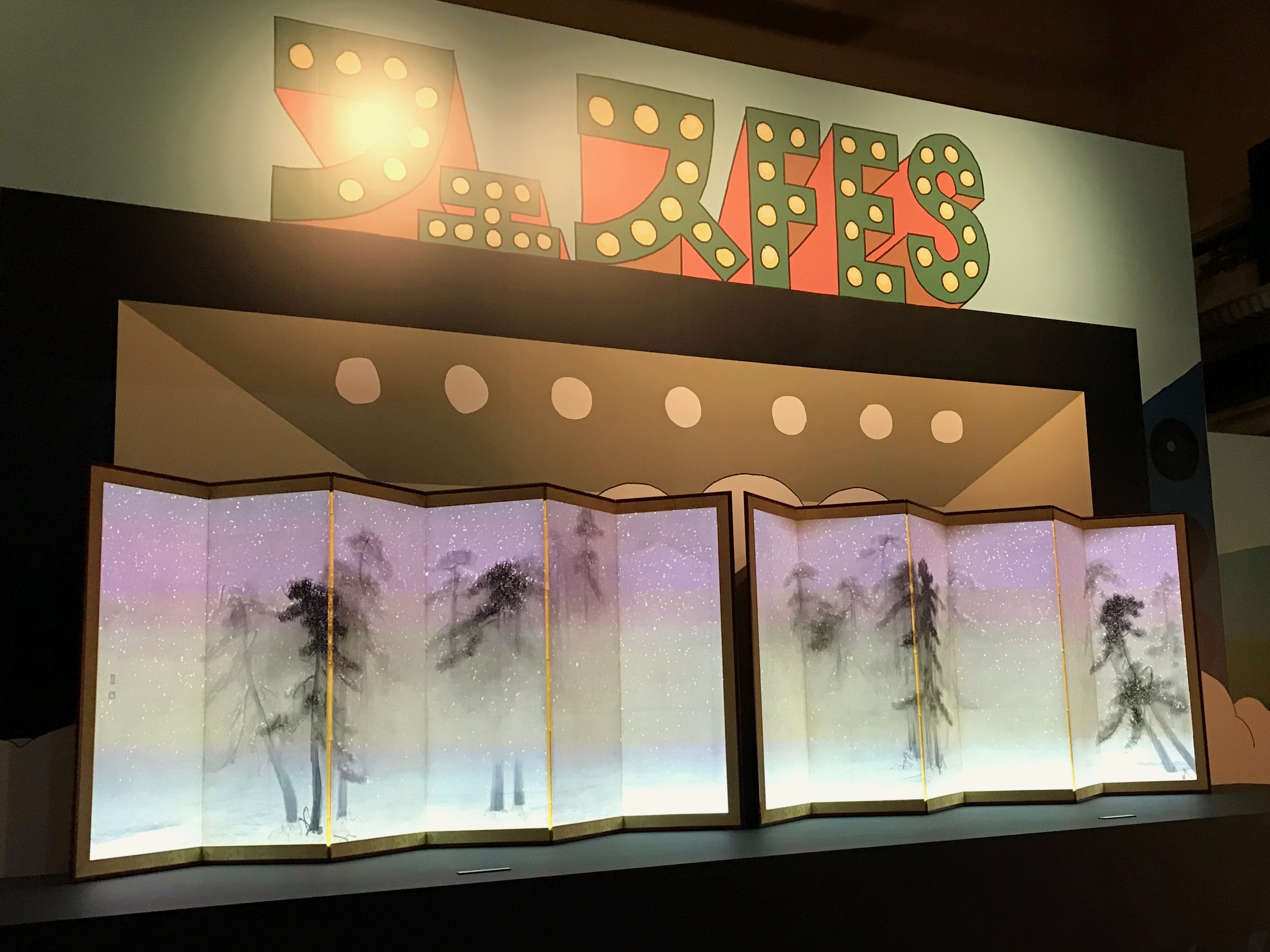 ステージ上の高精細複製品「松林図屏風」に雪が降る