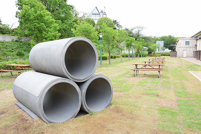芝生とイスと土管/西武園ゆうえんち(埼玉県/所沢市)