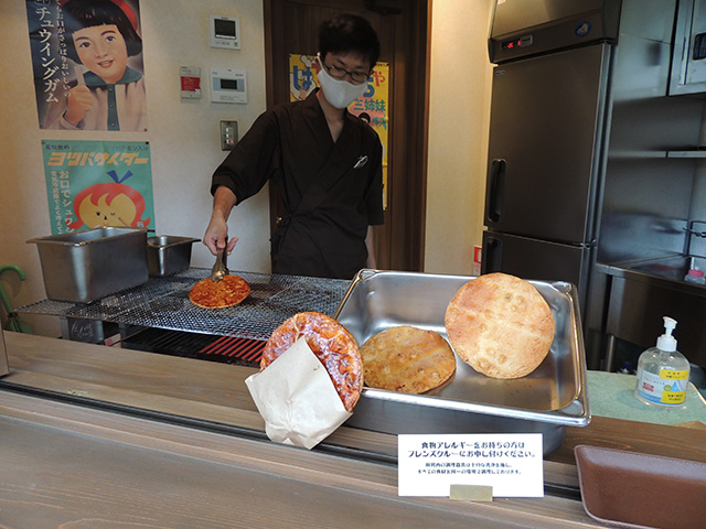駄菓子 夢見堂 せんべいを焼く様子/西武園ゆうえんち(埼玉県/所沢市)