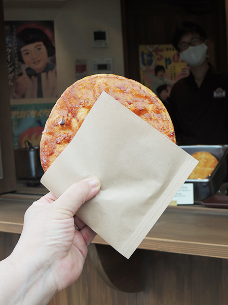駄菓子 夢見堂 店頭で焼いてくれたせんべい/西武園ゆうえんち(埼玉県/所沢市)