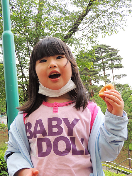 クロケットを食べるキッズ/西武園ゆうえんち(埼玉県/所沢市)