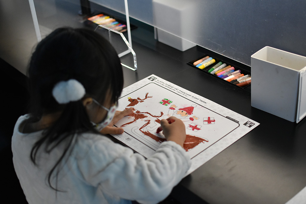 用紙にクレヨンで絵を描く子ども/チームラボボーダレス(東京都/お台場)