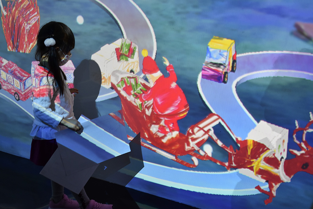 自分の描いたサンタがプレゼントを配るよ/チームラボボーダレス(東京都/お台場)