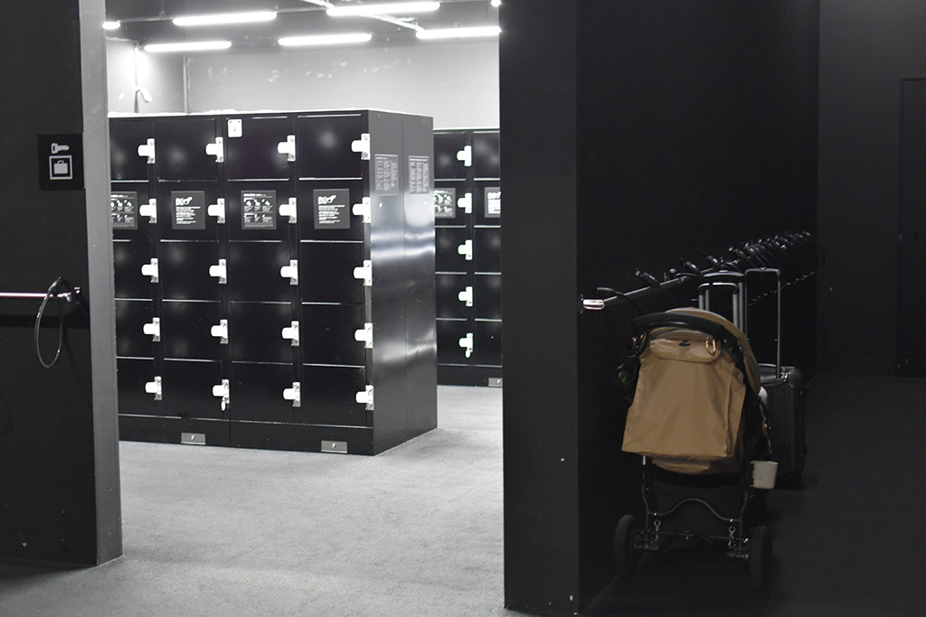 入口前のコインロッカーとベビーカー置き場/チームラボボーダレス(東京都/お台場)