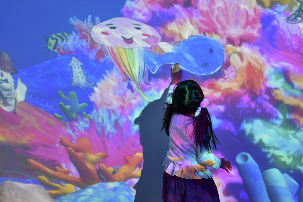 みんなの描いた絵が動き出す「お絵かき水族館」/チームラボボーダレス(東京都/お台場)