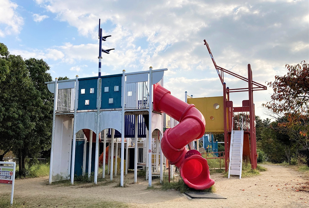 チューブ型の滑り台/舞洲緑地（大阪府/大阪市）