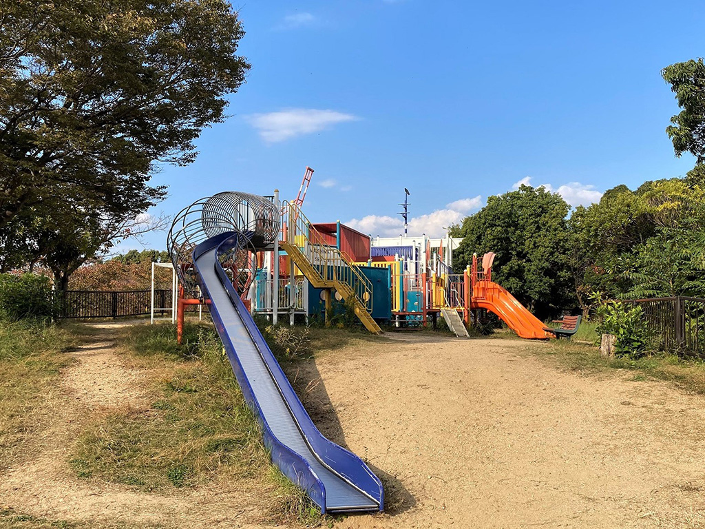 滑り台のある大型遊具/舞洲緑地（大阪府/大阪市）