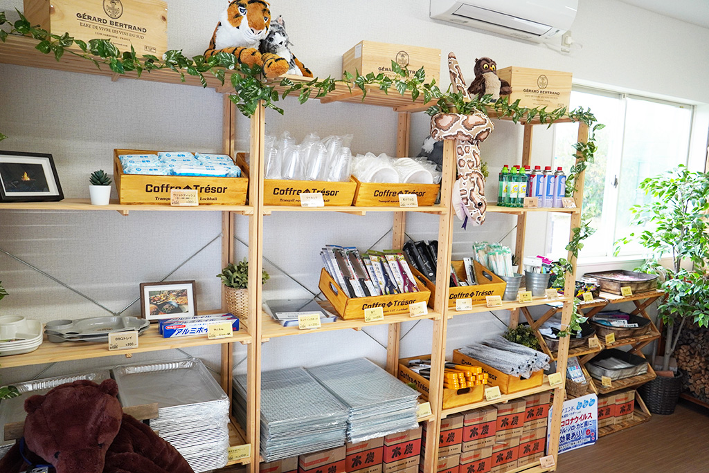 センターハウスの売店に並ぶ販売品/舞洲バーベキューパーク（大阪府/大阪市）