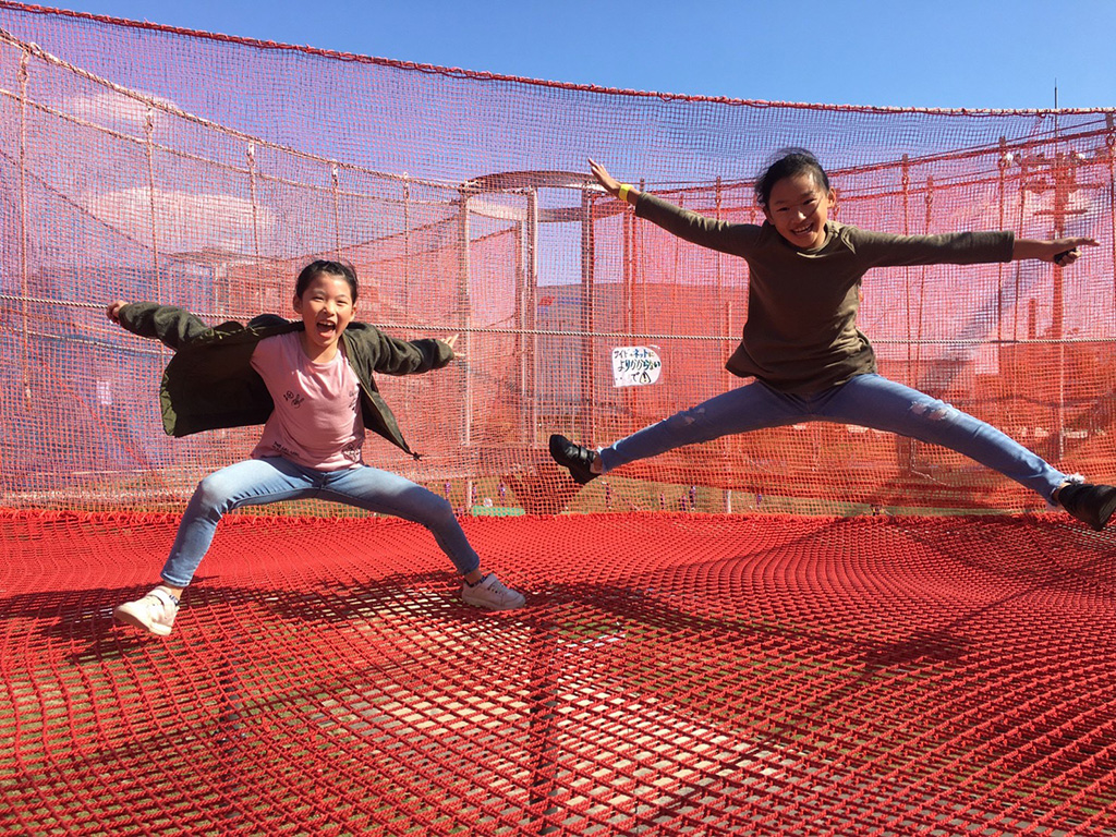 空中アスレチックで遊ぶ子ども/舞洲バーベキューパーク（大阪府/大阪市）