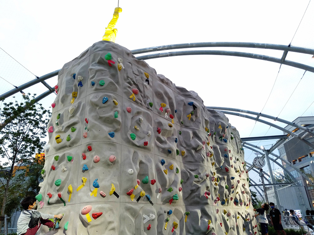 「ボルダリングウォール」/MIYASHITA PARK（ミヤシタパーク）（東京都/渋谷区）