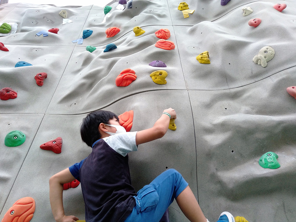 ボルダリングをする様子/MIYASHITA PARK（ミヤシタパーク）（東京都/渋谷区）