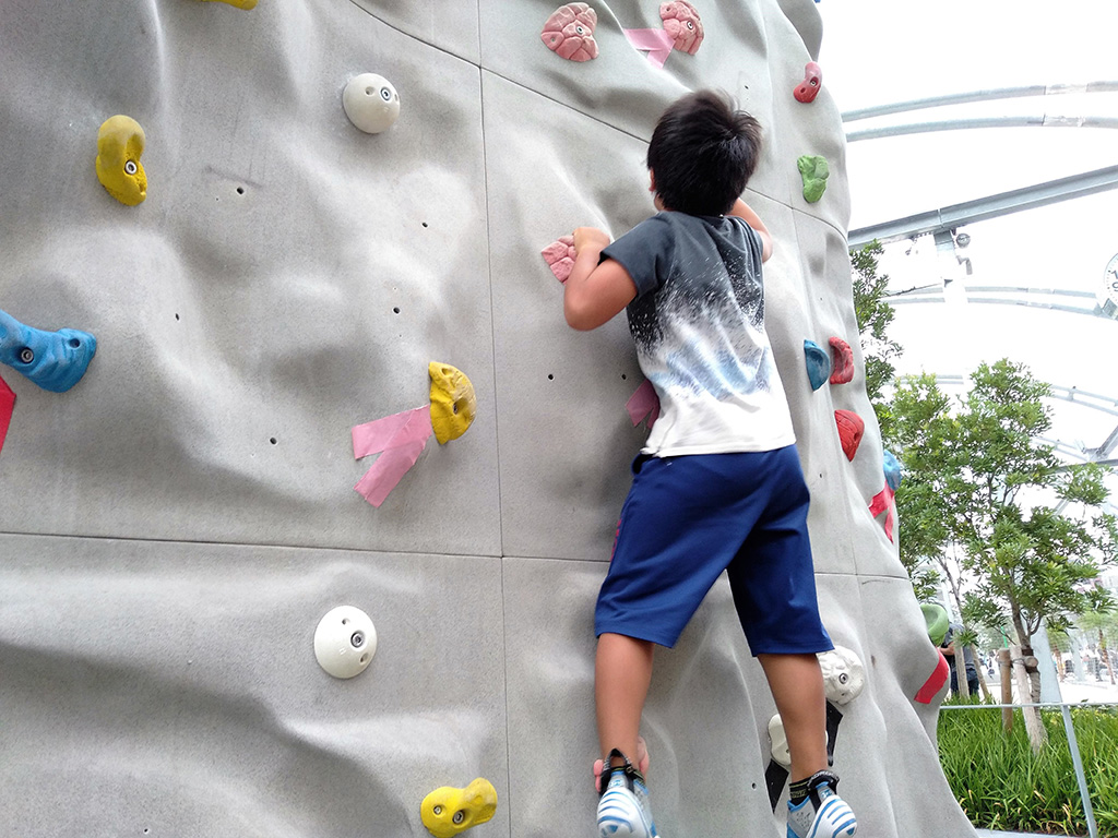 ボルダリングをする様子/MIYASHITA PARK（ミヤシタパーク）（東京都/渋谷区）