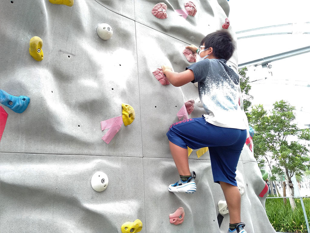 ボルダリングをする様子/MIYASHITA PARK（ミヤシタパーク）（東京都/渋谷区）