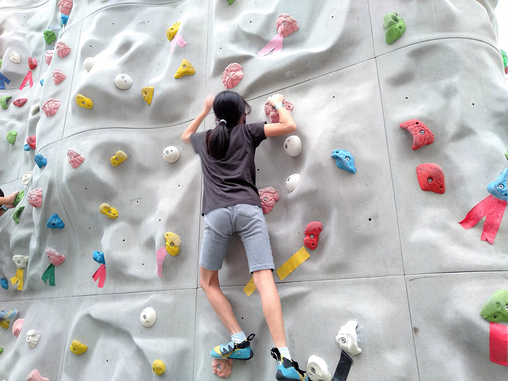 ボルダリングをする様子/MIYASHITA PARK（ミヤシタパーク）（東京都/渋谷区）