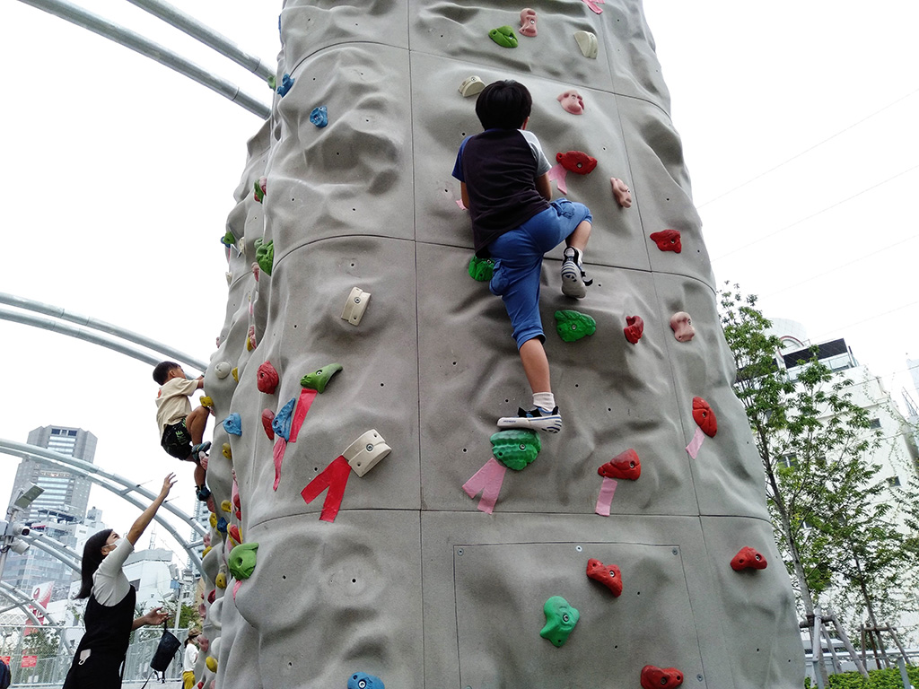 ボルダリングをする様子/MIYASHITA PARK（ミヤシタパーク）（東京都/渋谷区）