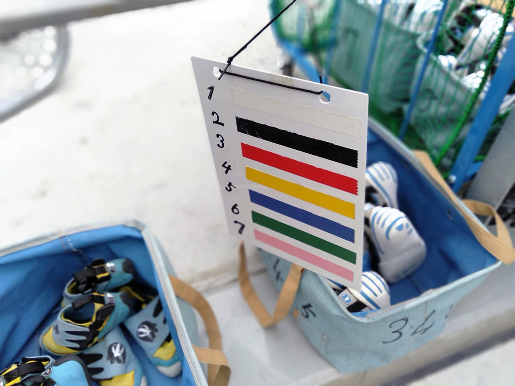 ボルダリングのマーキングテープ/MIYASHITA PARK（ミヤシタパーク）（東京都/渋谷区）