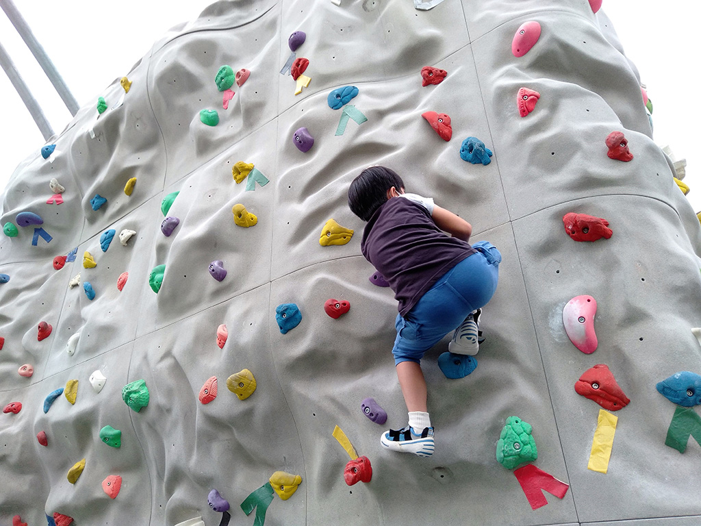 ボルダリングをする様子/MIYASHITA PARK（ミヤシタパーク）（東京都/渋谷区）