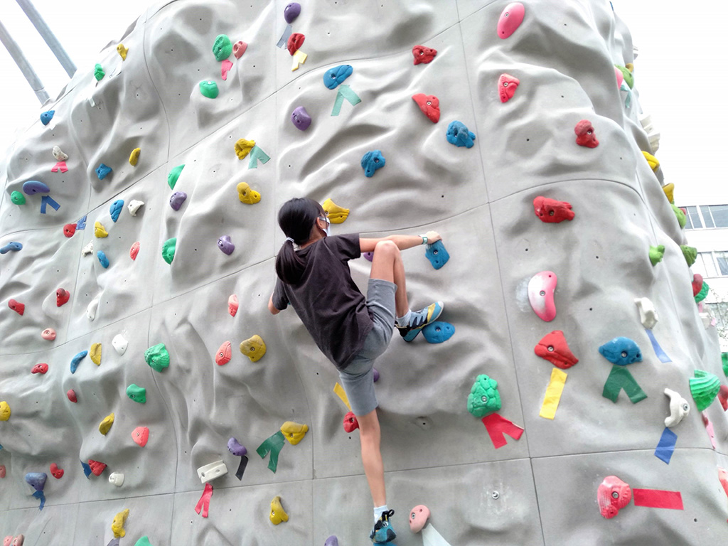 ボルダリングをする様子/MIYASHITA PARK（ミヤシタパーク）（東京都/渋谷区）