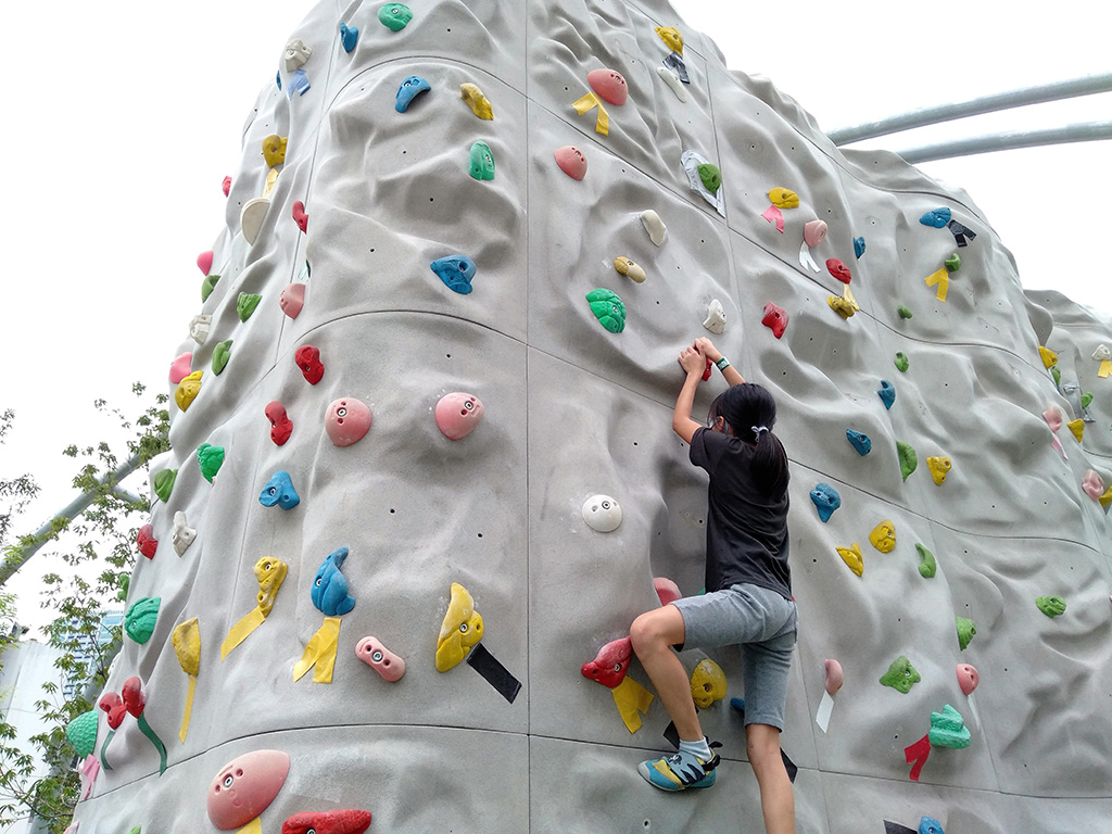 ボルダリングをする様子/MIYASHITA PARK（ミヤシタパーク）（東京都/渋谷区）