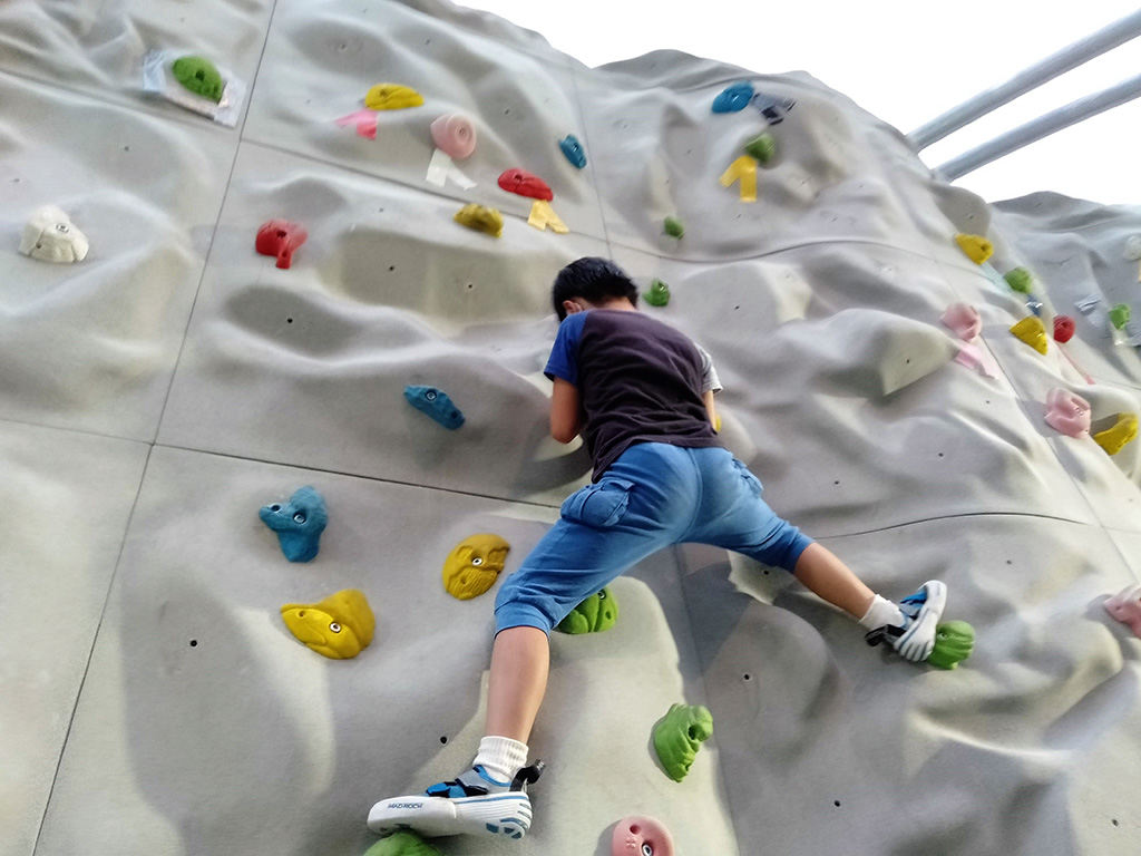 ボルダリングをする様子/MIYASHITA PARK（ミヤシタパーク）（東京都/渋谷区）