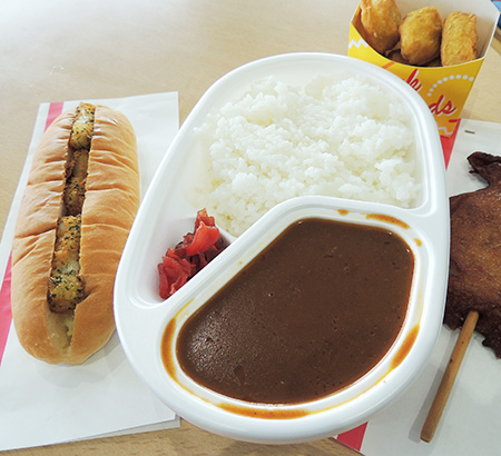 左からサメドッグ、鮫カレー、シャークナゲット/アクアワールド茨城県大洗水族館（大洗町）
