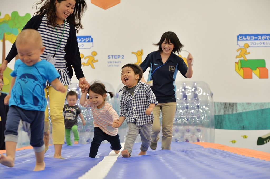 あそびのせかい　コクーンシティさいたま新都心店の「アクティブオーシャン」で遊ぶ子ども達（埼玉県）