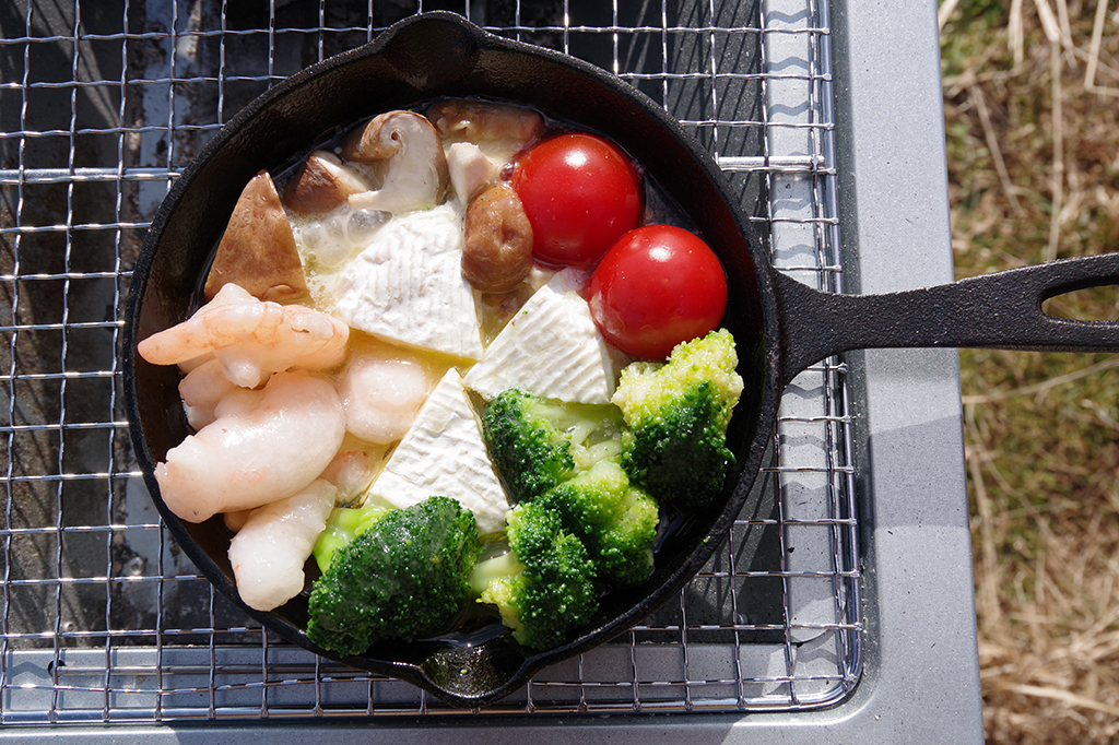 スキレットで調理をする様子／おうちキャンプ