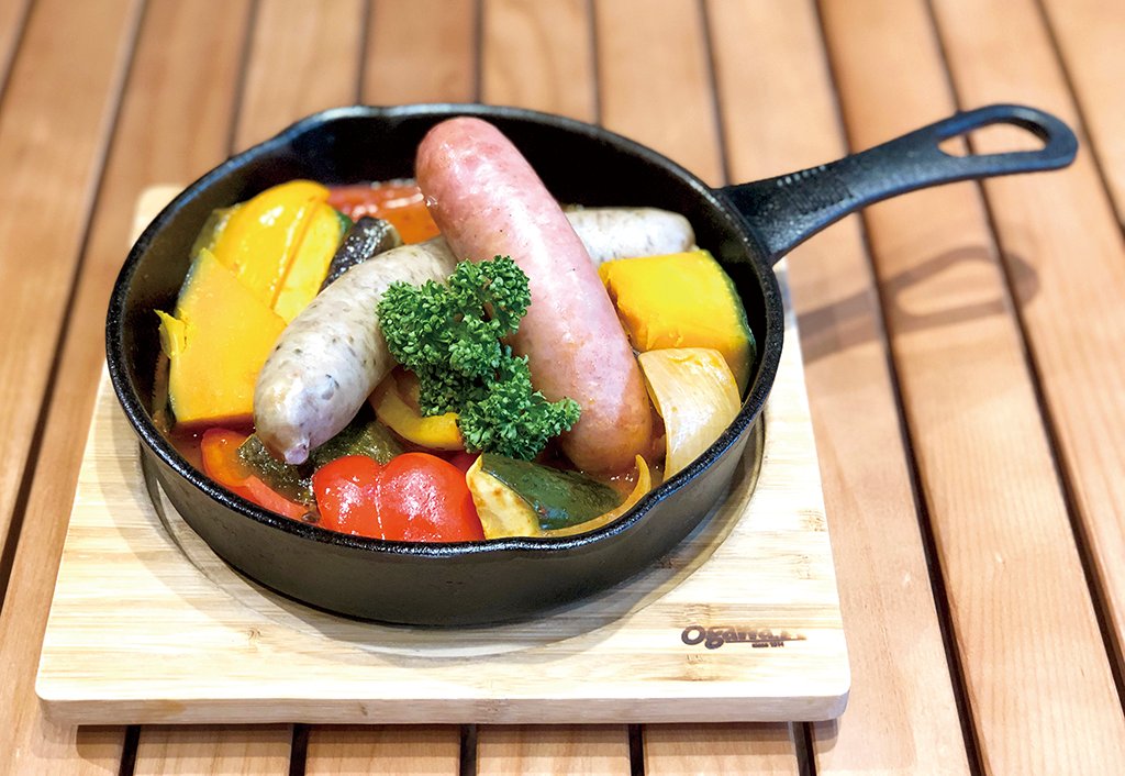 「カラフル野菜とジャンボソーセージのキャンプ風煮込み」