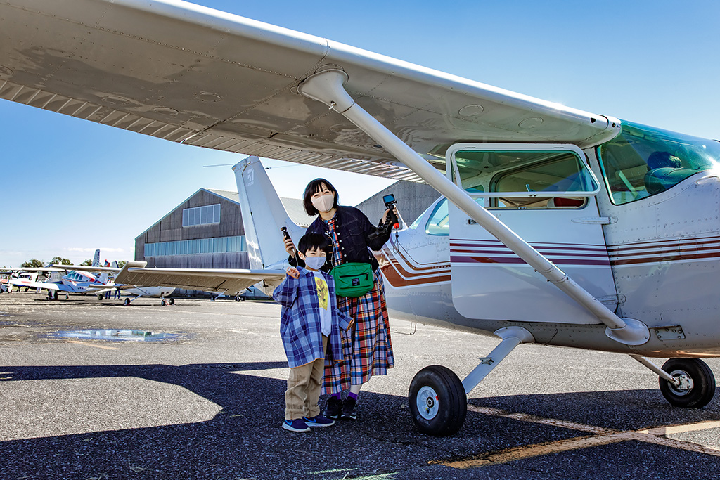 遊覧飛行体験をする親子/竜ヶ崎飛行場（茨城県/龍ヶ崎市）