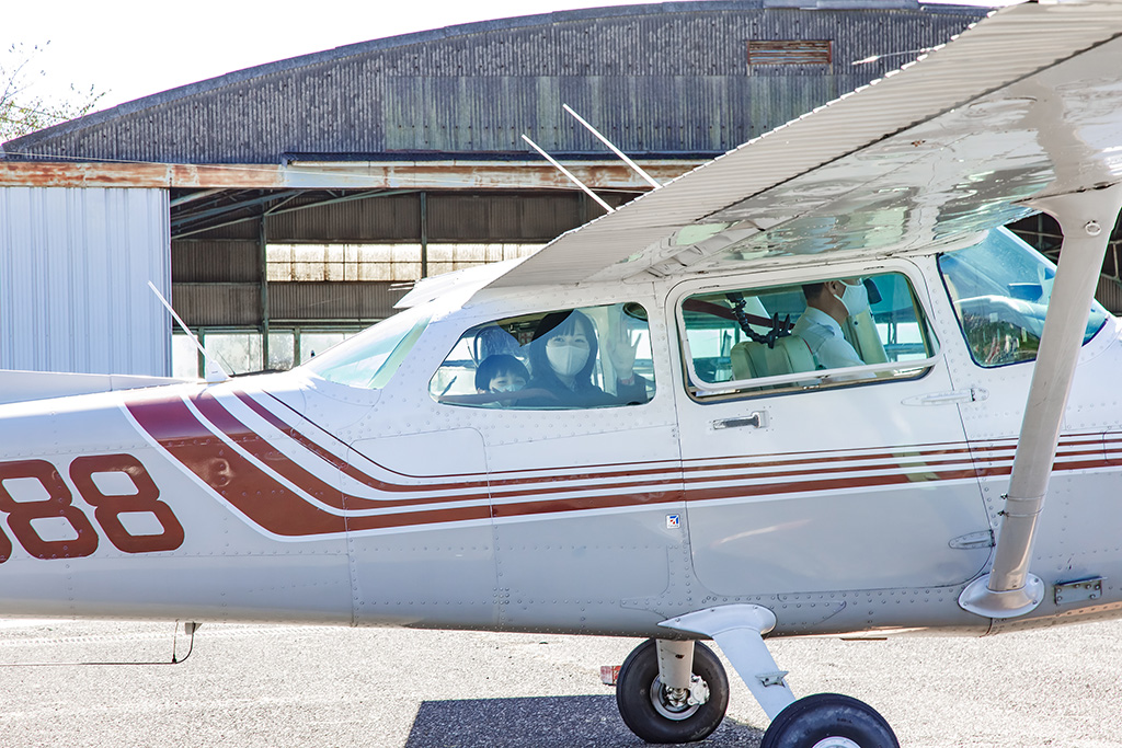 遊覧飛行体験をする親子/竜ヶ崎飛行場（茨城県/龍ヶ崎市）