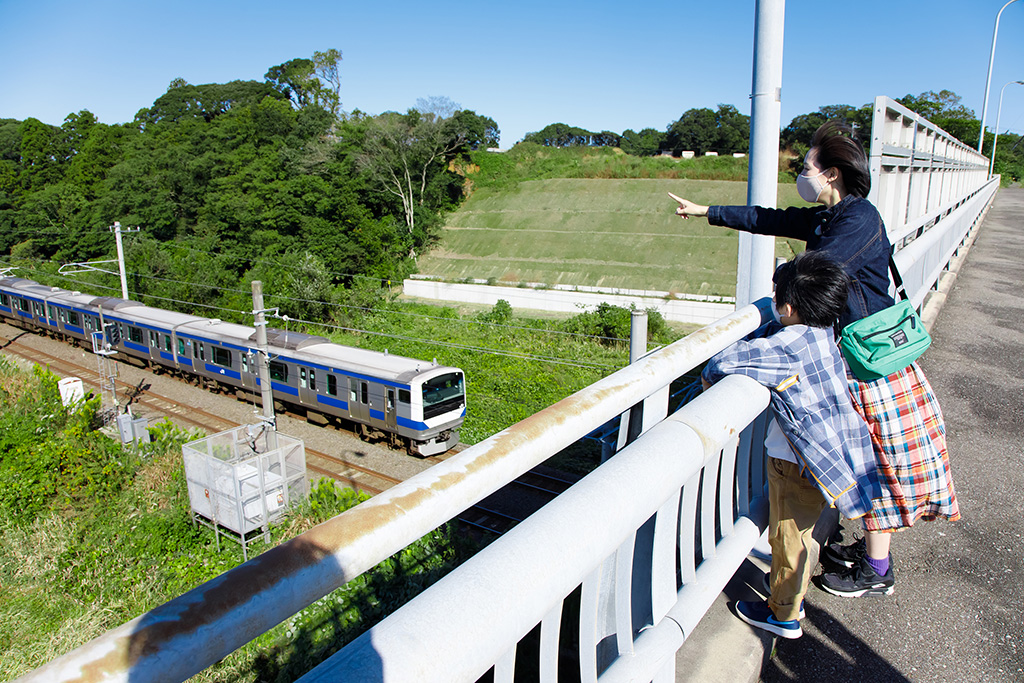 竜ケ崎大橋から電車を眺める親子（茨城県/龍ヶ崎市）