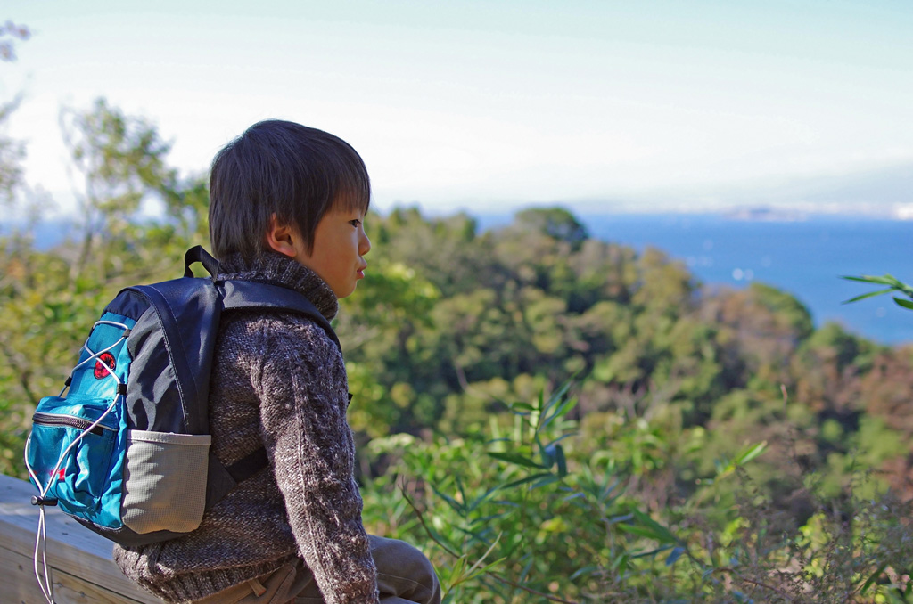 登山をする男の子
