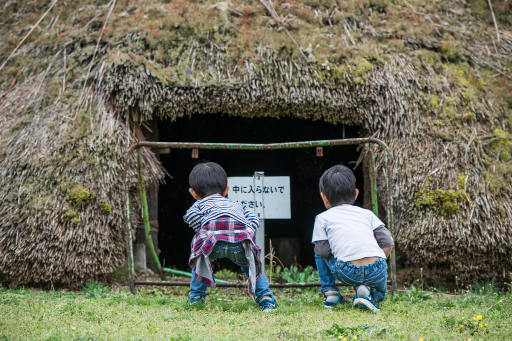 外遊びをする男の子たち
