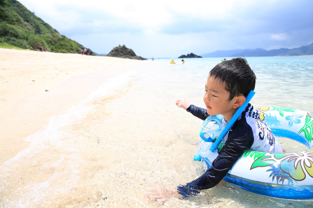 海で遊ぶ男の子
