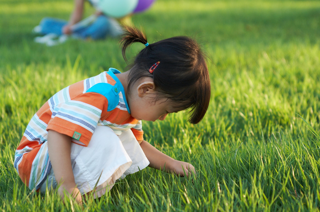 外遊びをする女の子