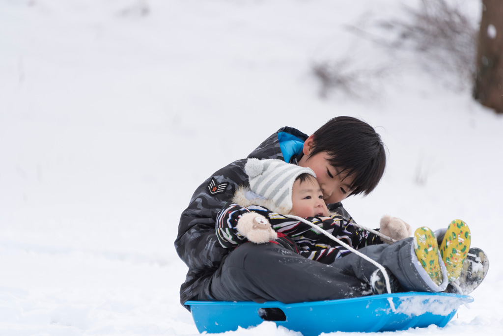 雪遊びをする男の子たち
