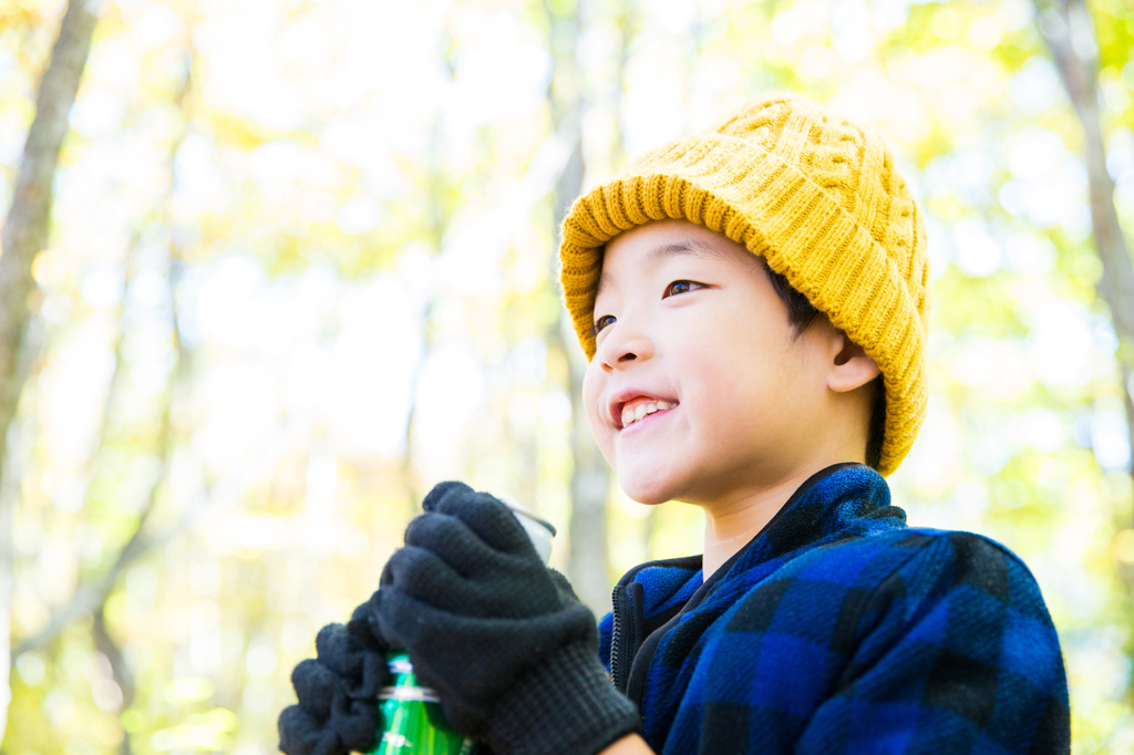 屋外にいる男の子