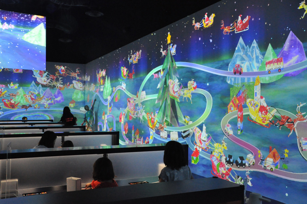 スクリーンにインタラクティブな映像が流れる「お絵かきクリスマス」/チームラボボーダレス(東京都/お台場)