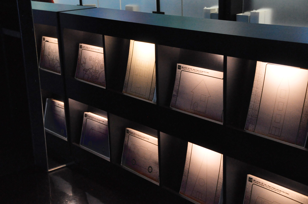 サンタクロースなどお絵かきの用紙が並ぶ棚/チームラボボーダレス(東京都/お台場)