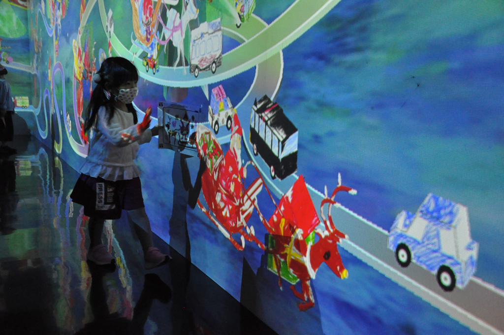 自分の絵を追いかける子ども/チームラボボーダレス(東京都/お台場)