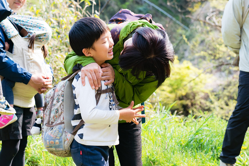アウトドアを楽しむ親子